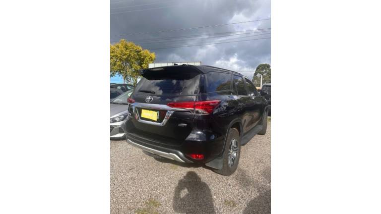 TOYOTA - HILUX SW4 - 2017/2017 - Preta - R$ 175.000,00