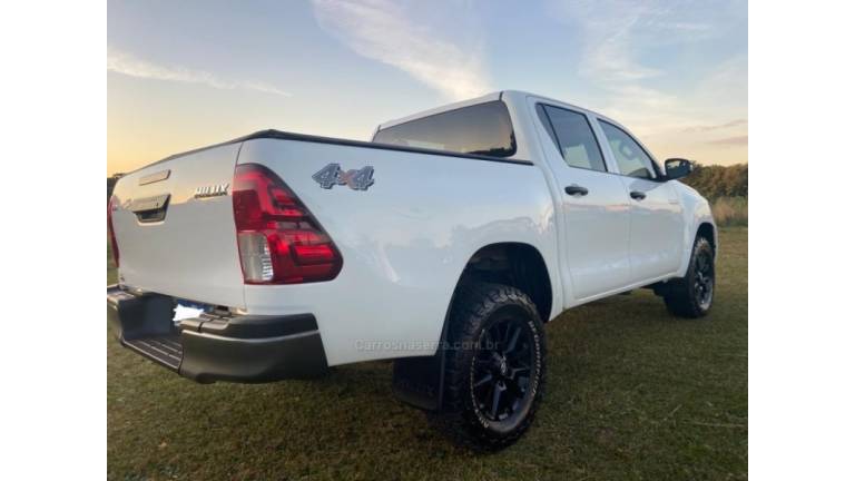 TOYOTA - HILUX - 2021/2022 - Branca - R$ 195.000,00